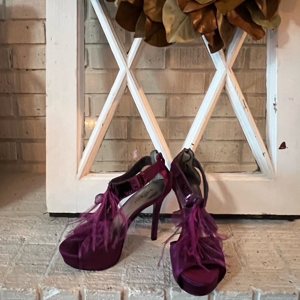Nine West purple feather and sequence embellished platform heels size 6 1/2